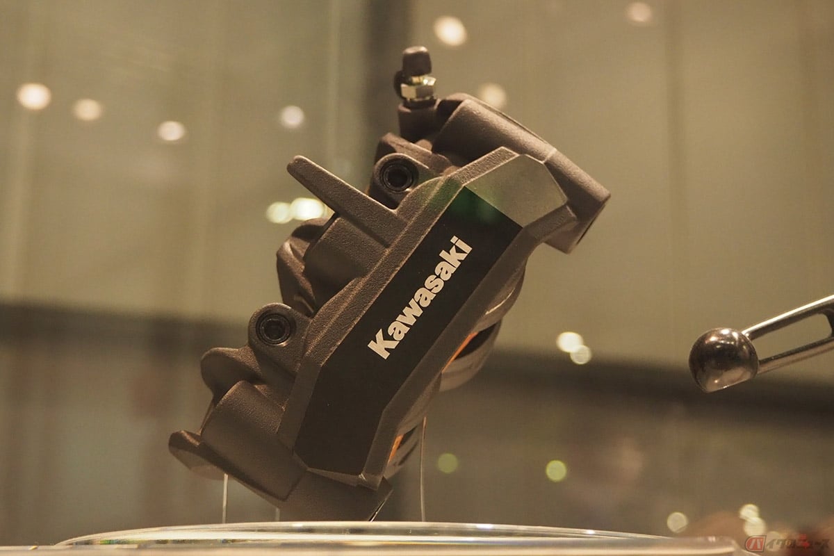 カワサキ「Ninja ZX-25R」のキャリパー。小型、軽量化を図るため”FSW” (Friction Stir Welding/摩擦攪拌接合)という技術が用いられています