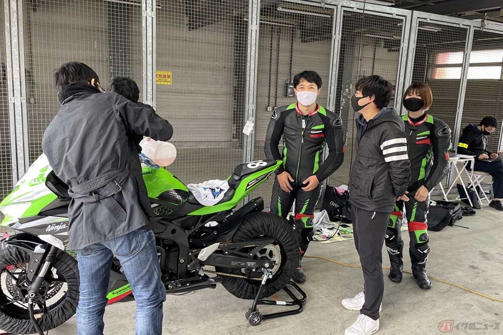 カワサキ「Ninja ZX-25R」のワンメイクレース「Ninja Team Green Cup」の最終戦に参戦したレース初心者の佐藤 祐太選手。ピットも和気あいあいとした空気が流れていました