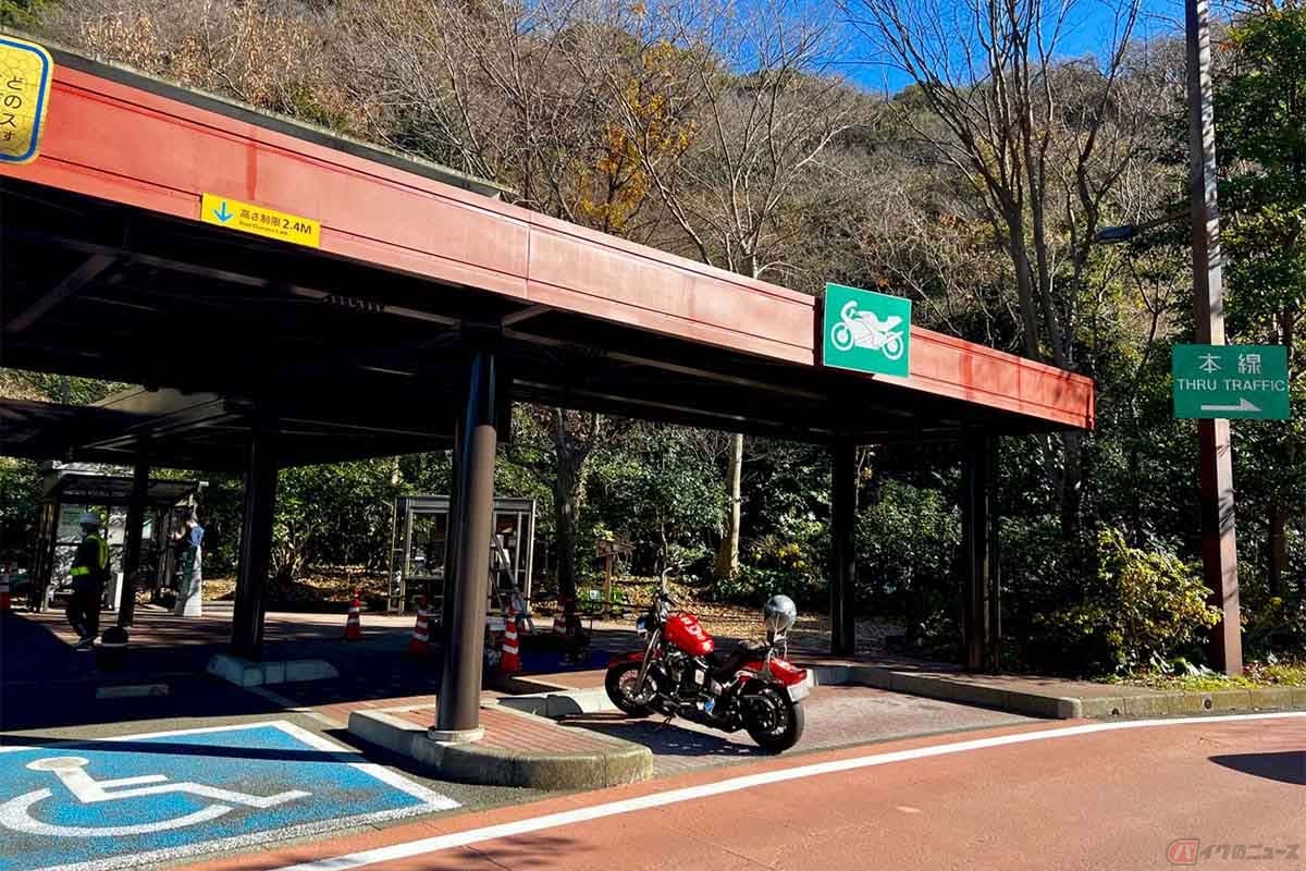 「横須賀PA」には、広くはないが屋根付きの2輪車専用駐車スペースも完備され、ツーリングライダーも多く訪れる