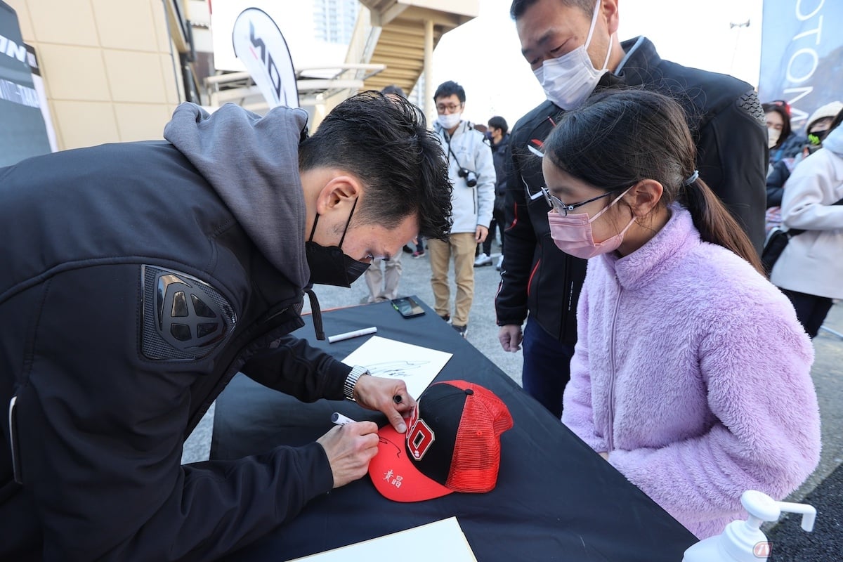 サイン会や撮影会では、ファンのひとりずつと気さくに会話をする姿が、じつに印象的