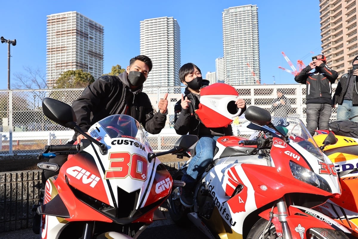 中上選手のゼッケンである「30」を付けた中上レプリカ仕様で来場したファンのバイクに跨ってツーショット写真を撮るという大サービスも!