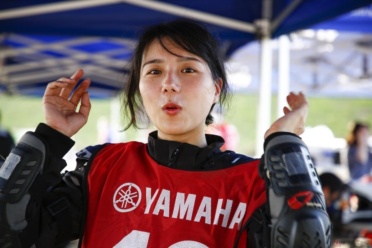 バイクを降りた後は、オフロードを走り続けたので全身砂埃まみれに!