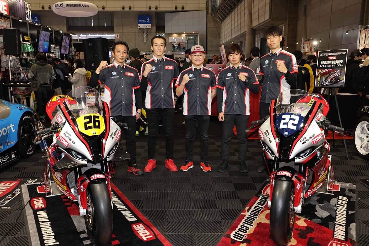 東京オートサロン2022で行われた体制発表会でのチームと筆者(石塚 健)と「BMW S1000RR」
