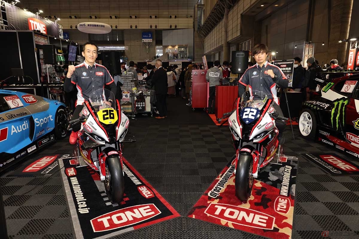 体制発表会でのJSB1000クラスに参戦する星野知也選手と筆者(石塚 健)と「BMW S1000RR」