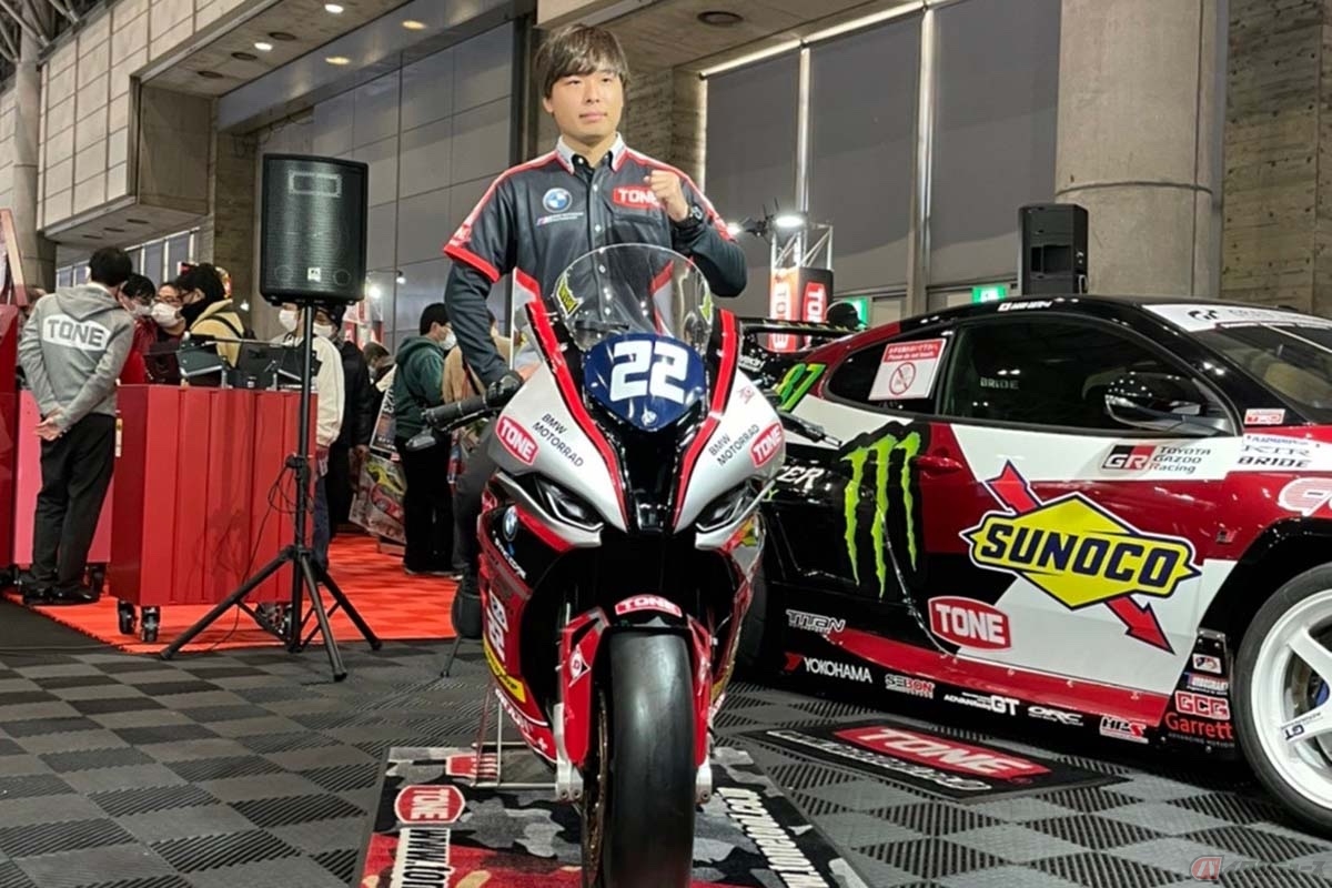 体制発表会での筆者(石塚 健)と「BMW S1000RR」