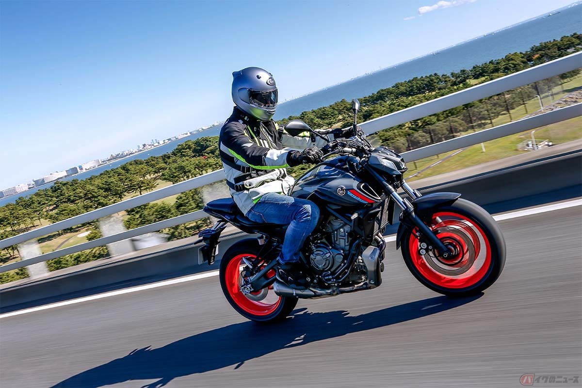実際の燃費はどうなのか? ヤマハ「MT-07」(2021年型)を走らせる筆者(松井勉)