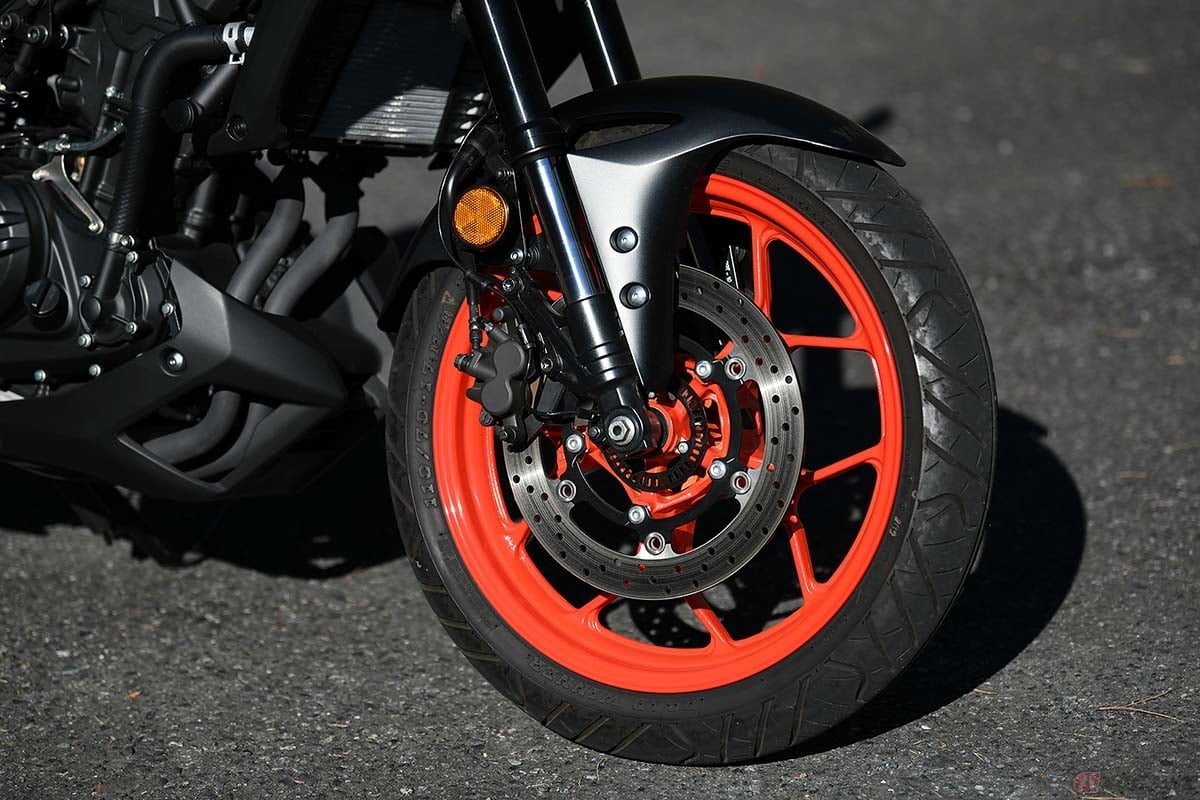ヤマハ「MT-25」のフロントブレーキ。前後ともにABSが標準装備されています