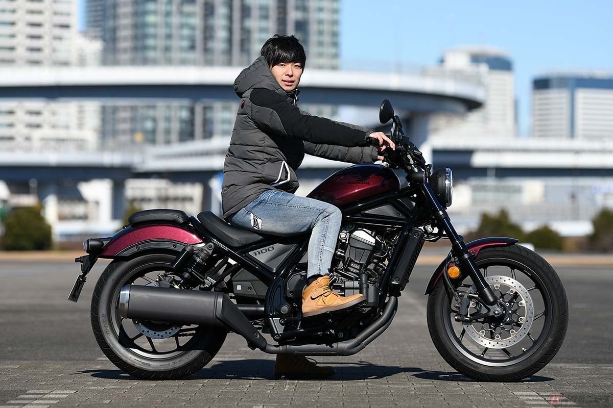 片足をステップに乗せた状態の筆者(石塚 健)とホンダ「レブル1100DCT」