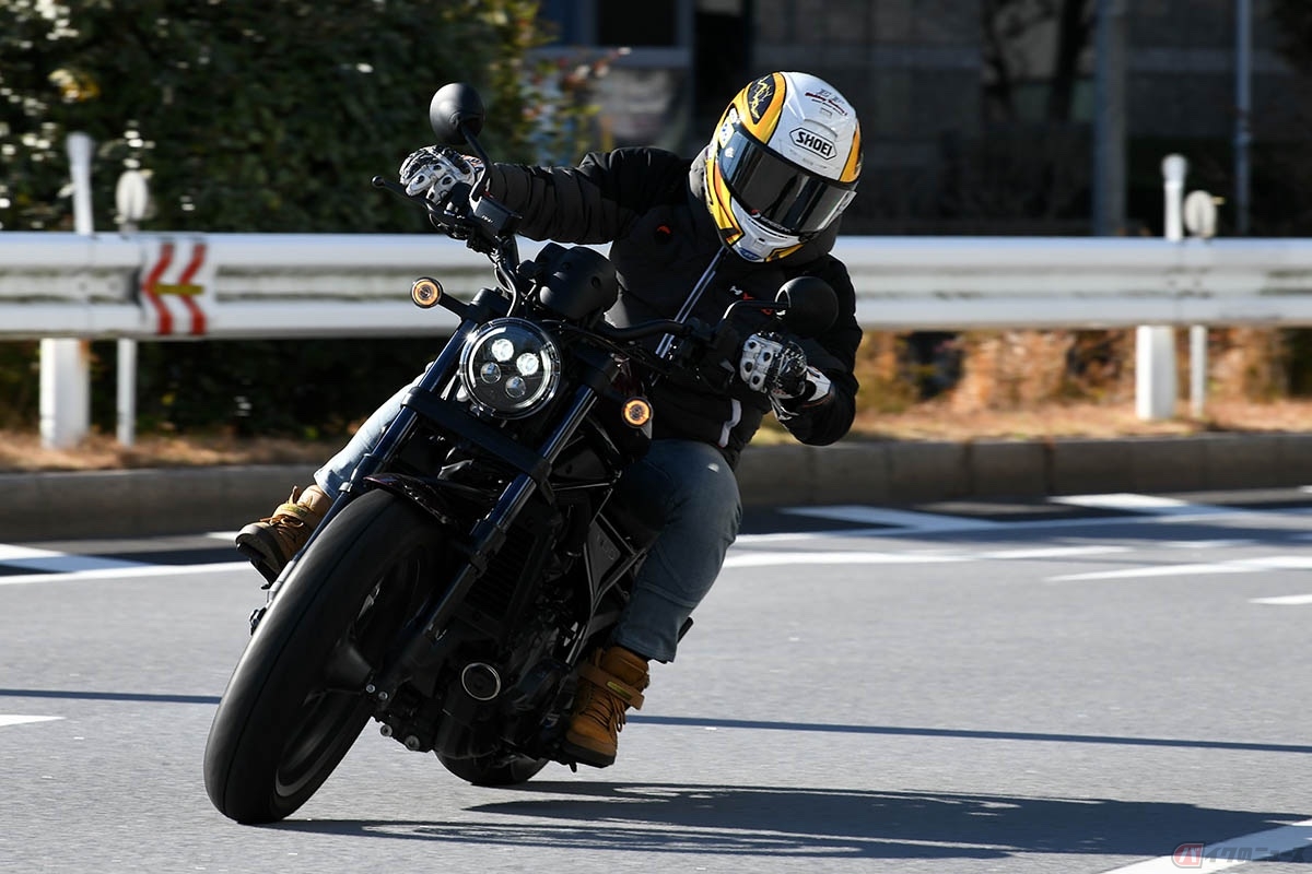 マシンを寝かせてコーナーリングを楽しむ筆者(石塚 健)とホンダ「レブル1100 DCT」