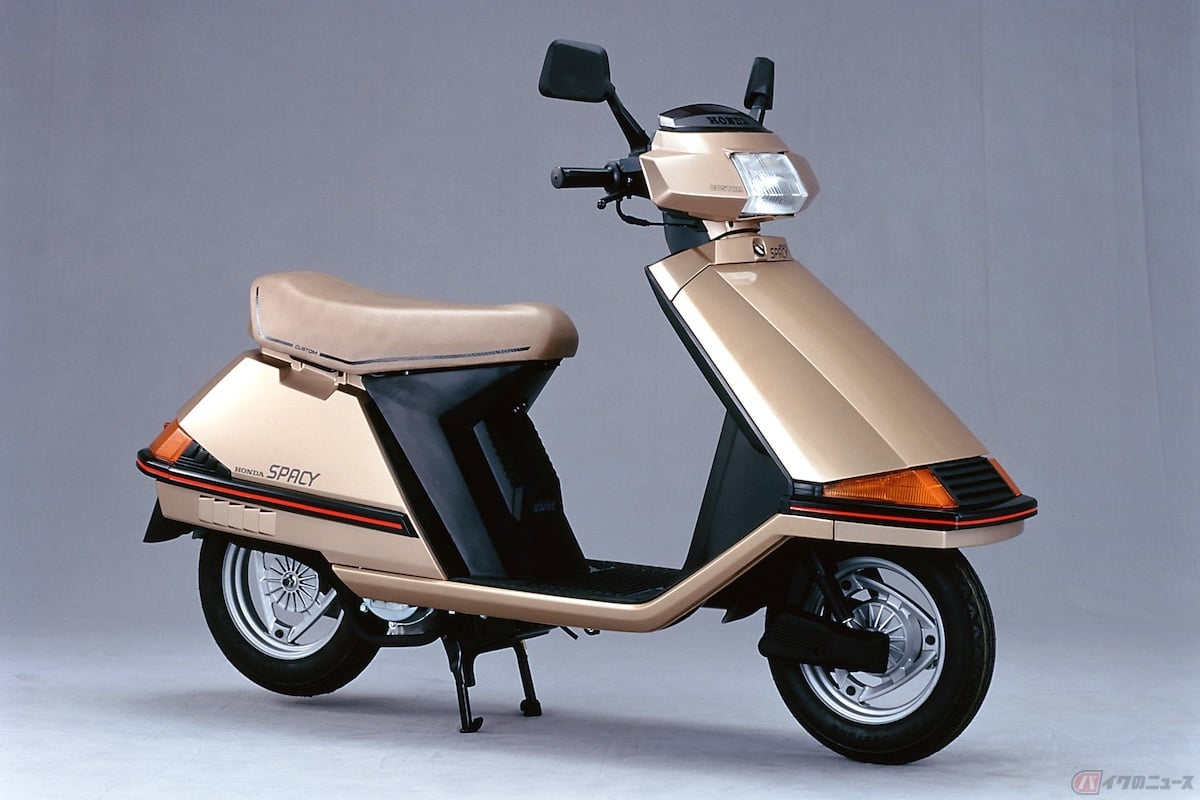 4ストエンジンを搭載した原付として1982年5月に発売した「スペイシー」