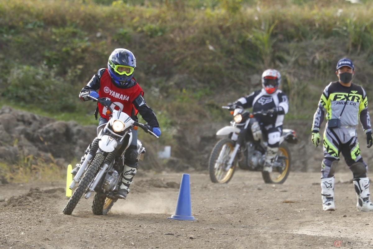 低速走行は、上半身に力を入れず下半身でバイクを操る技術を駆使することで、体重移動など主に体の使い方を習得