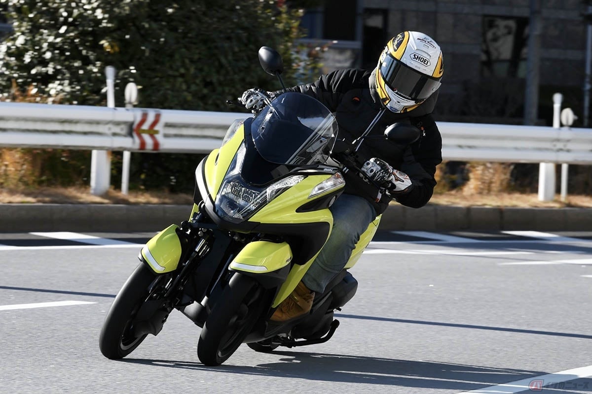 ヤマハ「トリシティ125」でコーナーリングする筆者(石塚健)