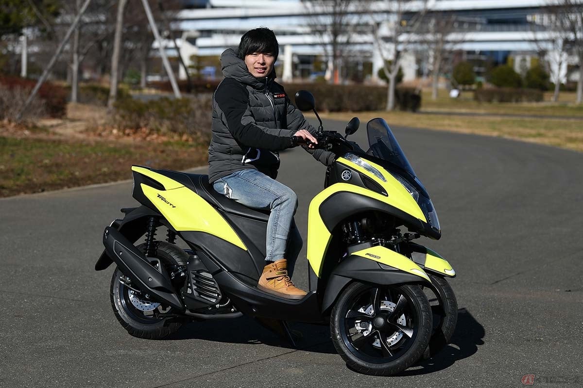 ヤマハ「トリシティ125」と筆者(石塚健)