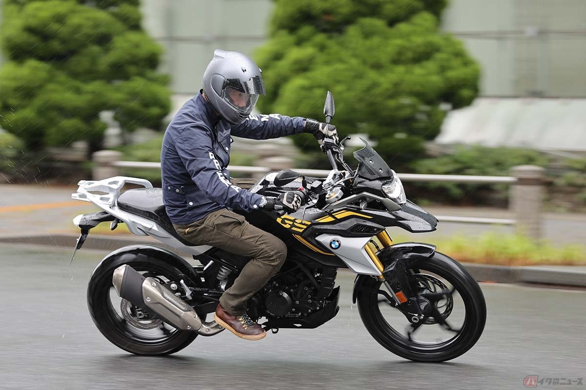 実際の燃費はどうなのか? BMW Motorrad「G310GS」(2021年型)を走らせる筆者(松井勉)