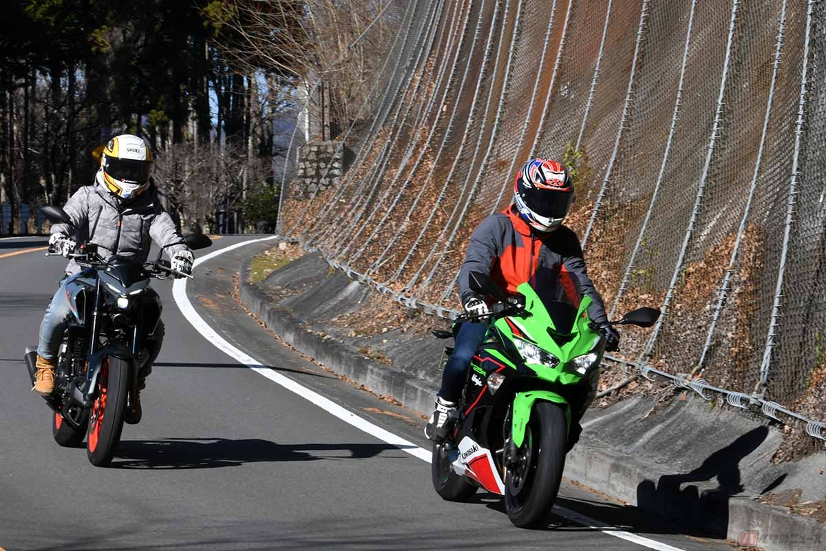 カワサキ「Ninja ZX-25R」とヤマハ「MT-25」でツーリングを愉しむレーシングライダーの大久保光選手(右)と子供の頃からのライバルである石塚健選手(左)
