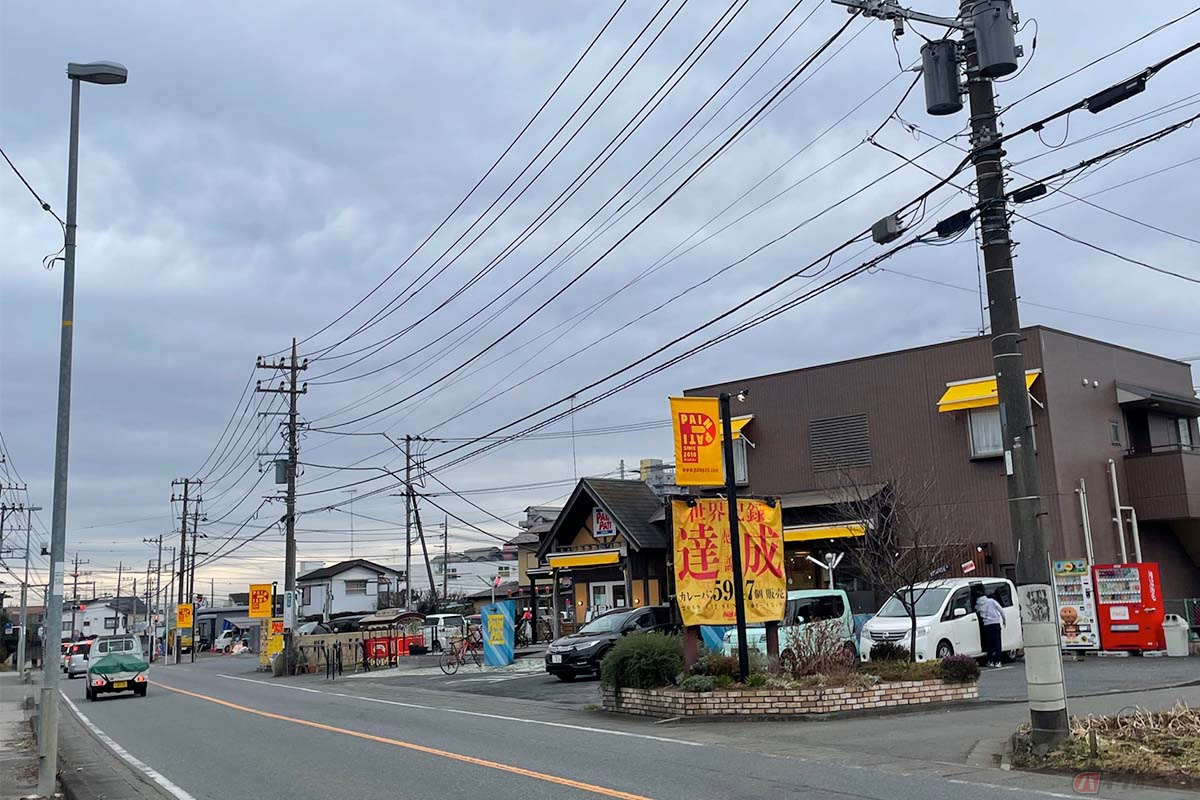 見通しのよい道路沿いに面した店舗。世界記録達成のバナーが誇らしげ