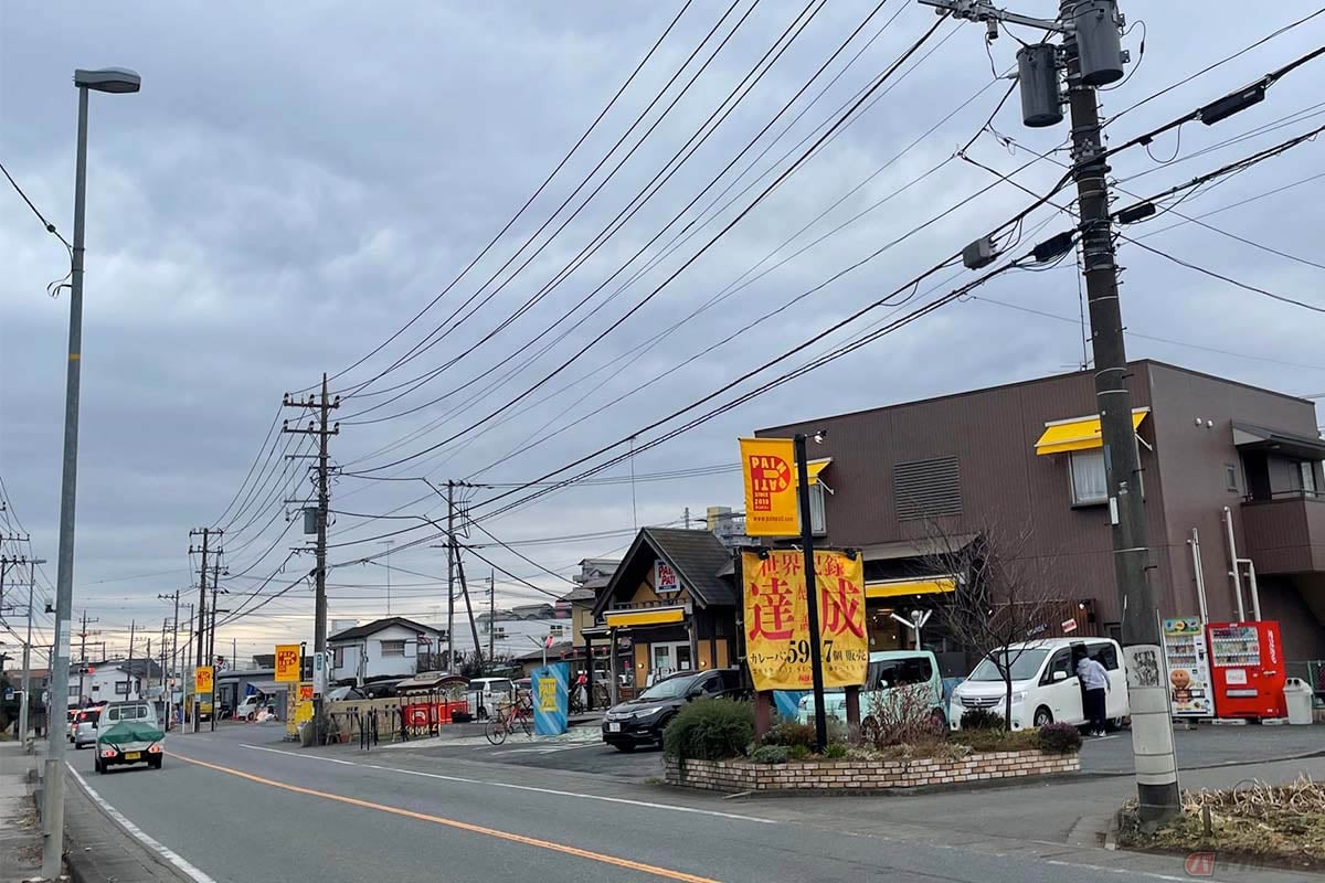 見通しのよい道路沿いに面した店舗。世界記録達成のバナーが誇らしげ