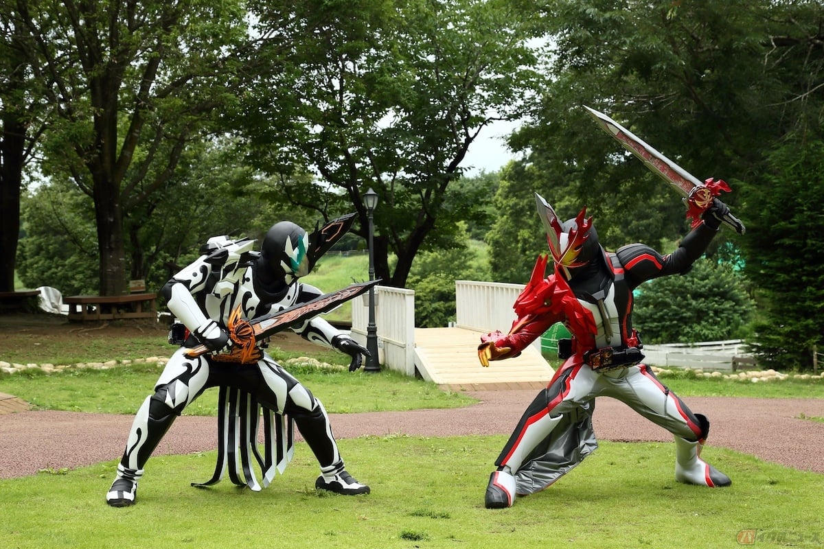 『仮面ライダーセイバー 深罪の三重奏』(c)2022 石森プロ・ADK EM・バンダイ・東映ビデオ・東映 (c)2020 石森プロ・テレビ朝日・ADK EM・東映