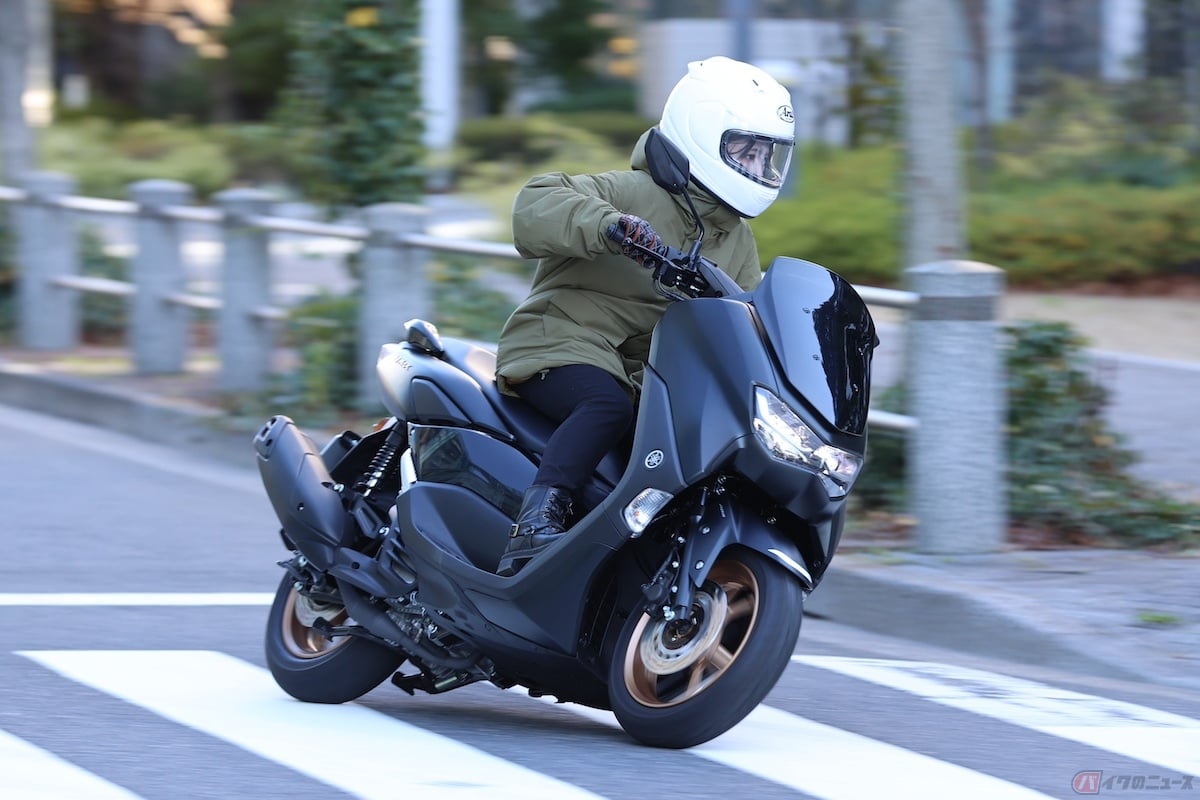 交差点を曲がる時もNMAXは素直に向きを変えてくれる