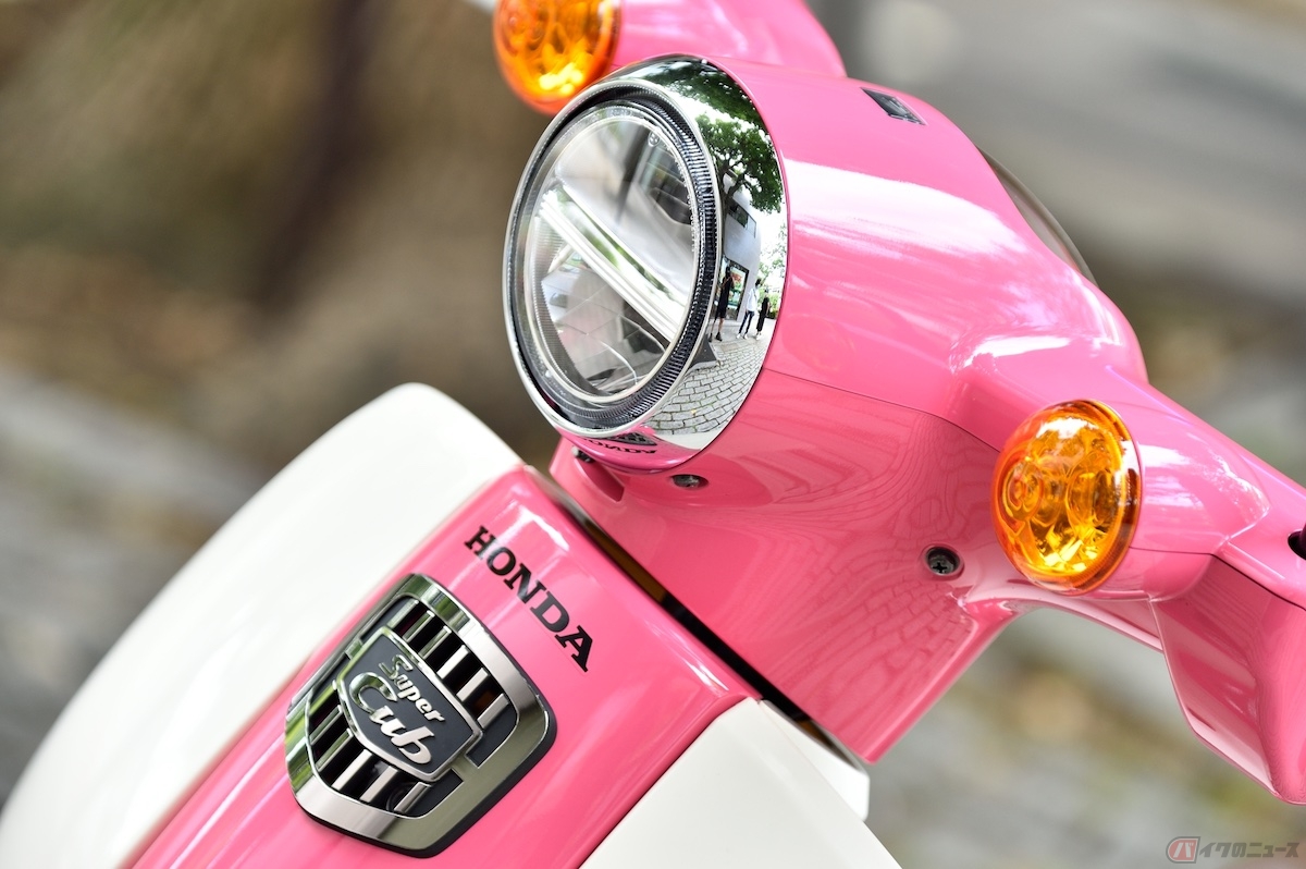 丸目のヘッドライトにはLEDを採用