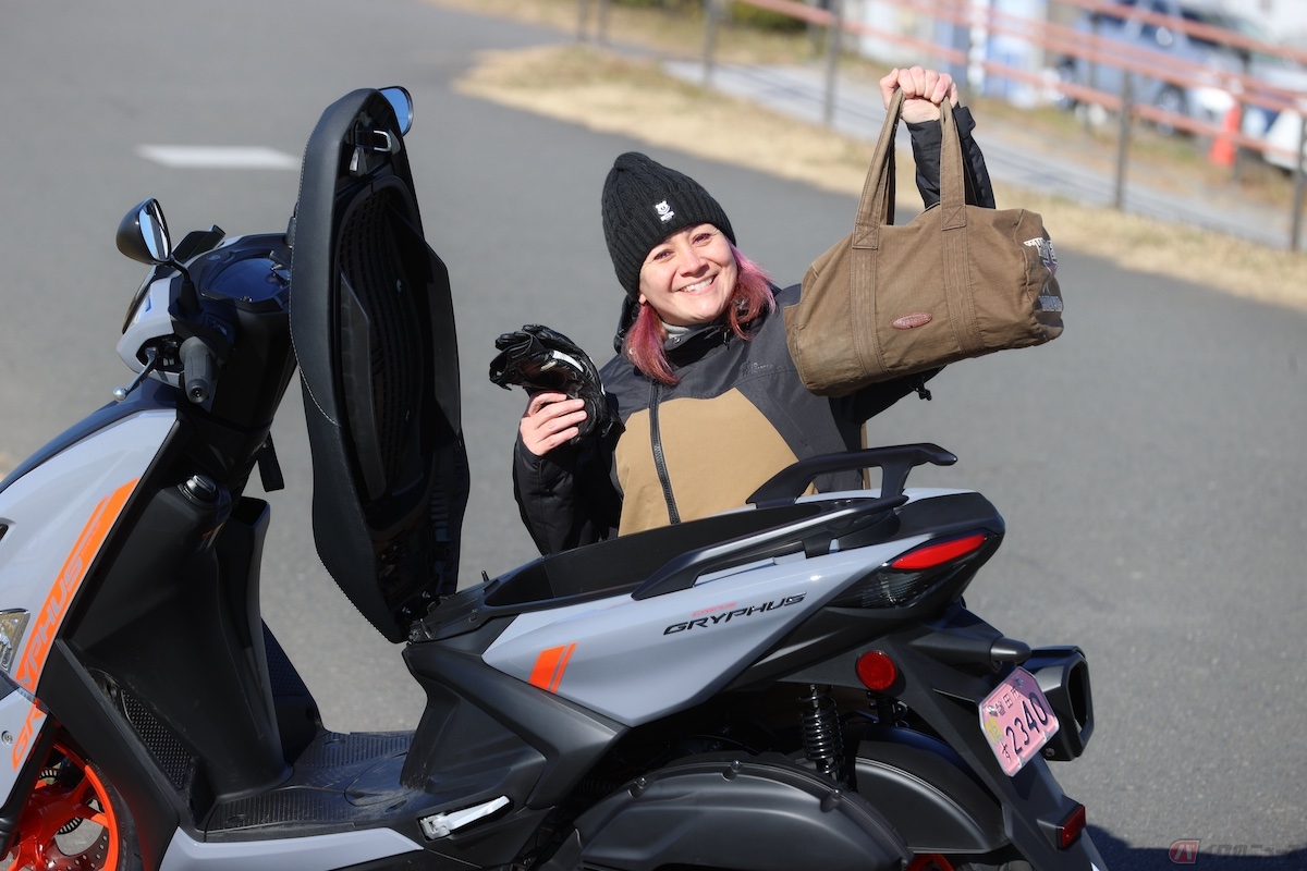 シートの下のスペースも大きいし、荷物もしっかり入る