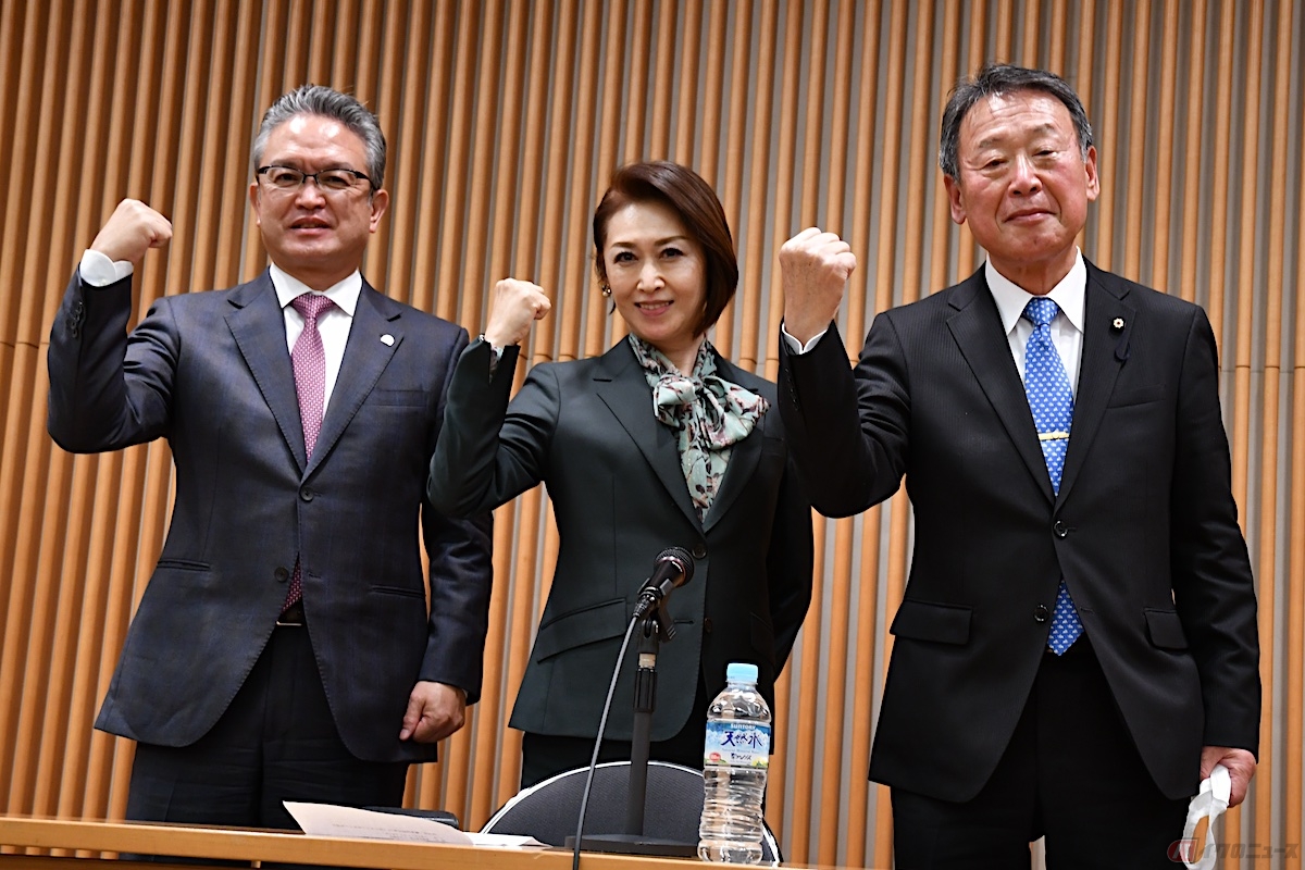 バイク業界の課題を冒頭で説明する三原じゅん子議員