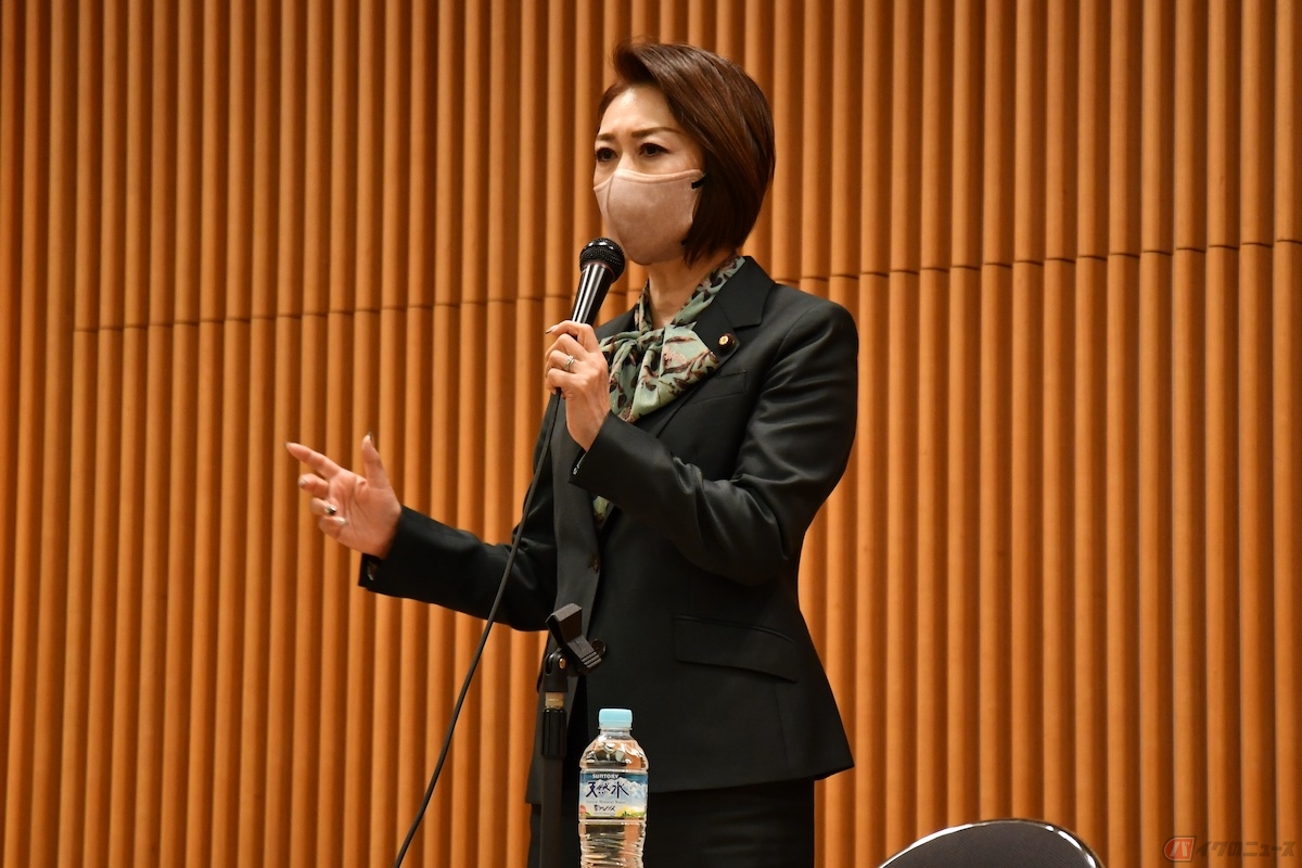 バイク業界の課題を冒頭で説明する三原じゅん子議員