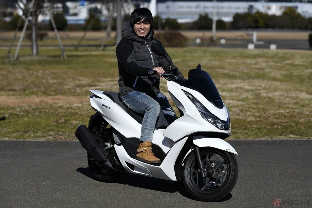 原2スクーターの利便性に驚きのホンダ「PCX」！レーシングライダー石塚