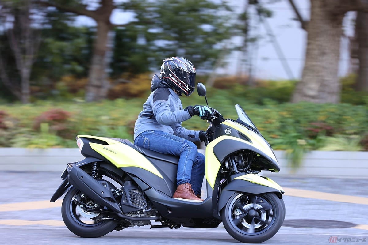 ヤマハ「トリシティ125」で走る筆者(先川知香)