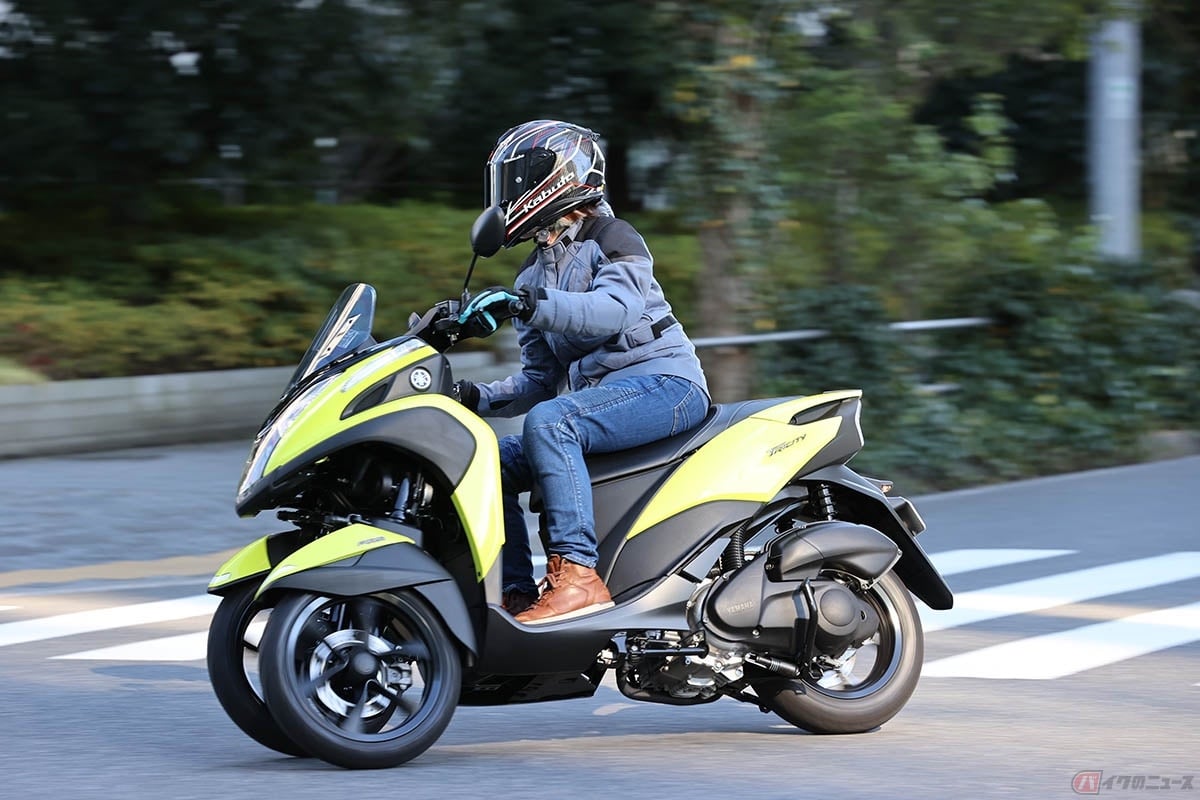 ヤマハ「トリシティ125」の走りを楽しむ筆者(先川知香)