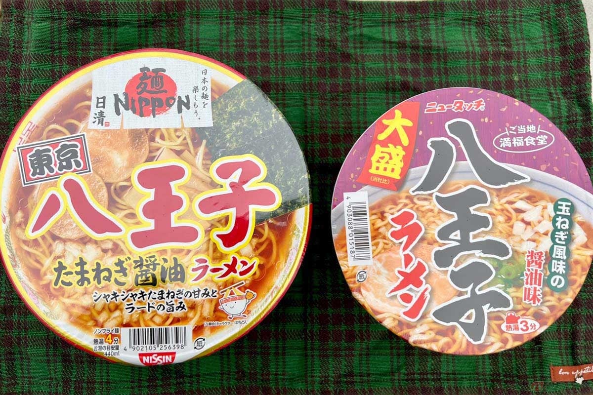 カップ麺の王手、日清とニュータッチから発売されている2品。今回は日清の「東京 八王子たまねぎ醤油ラーメン」を食べてみた