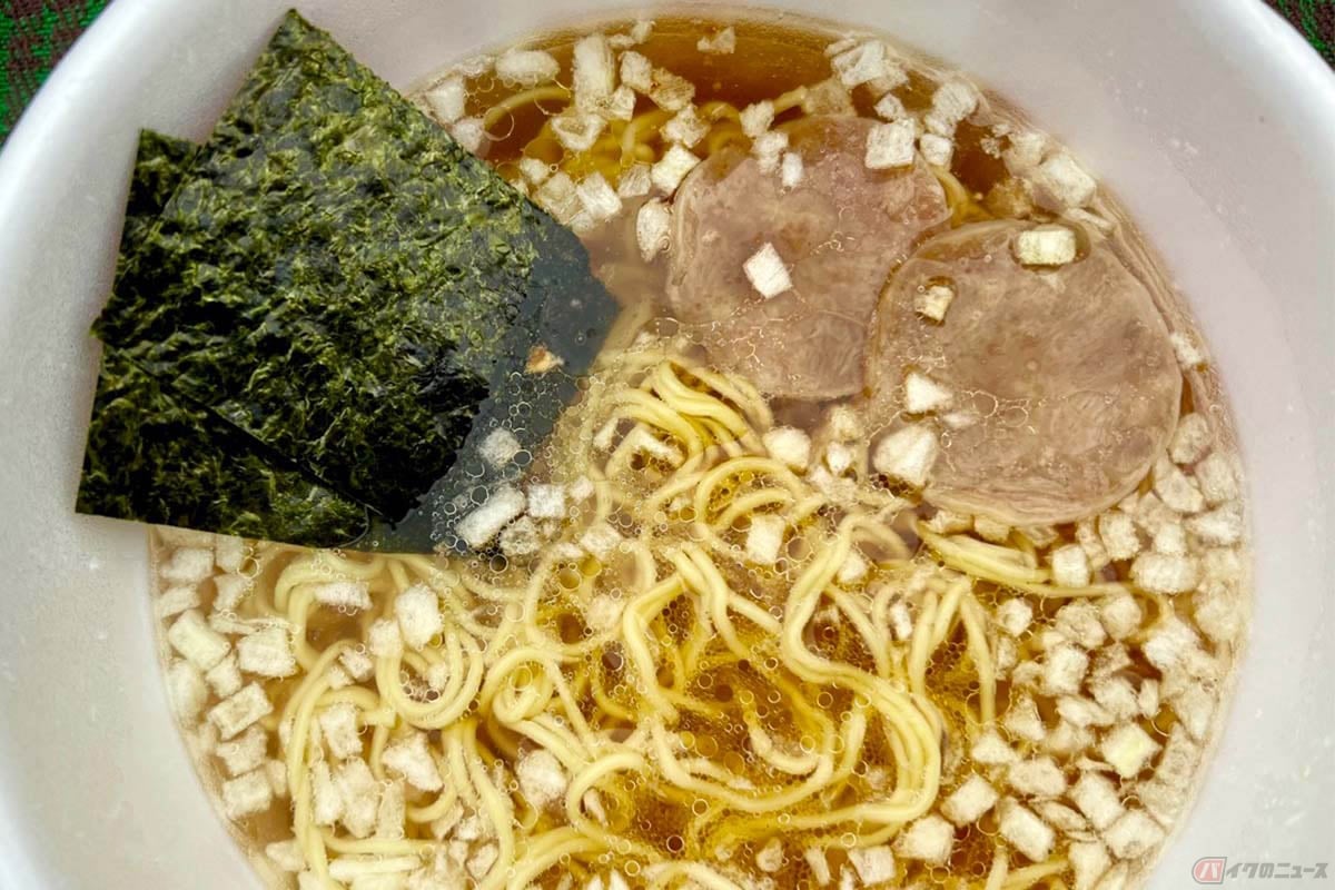 シンプルながら、抜群の味わいが感じられるカップ麺(日清)の八王子ラーメンが完成。とくにスープと麺のクオリティが高い。できれば胡椒も欲しかった