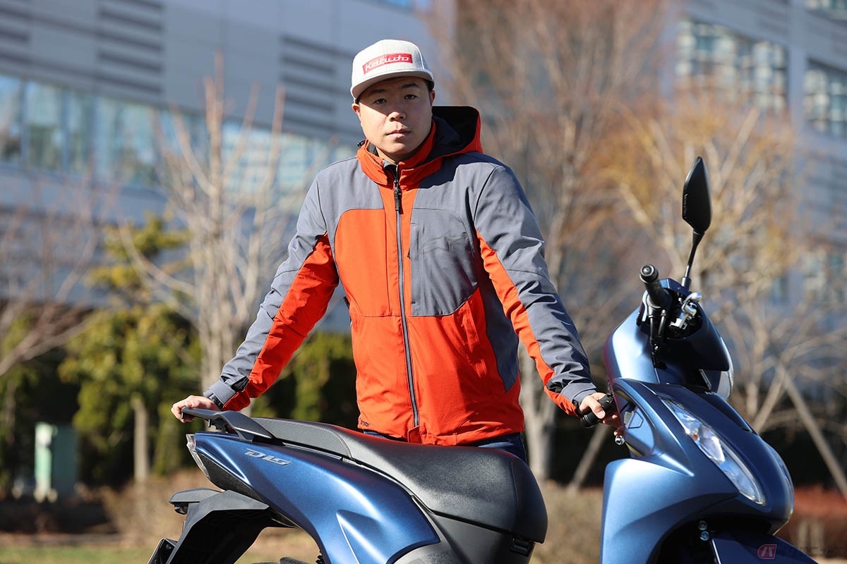 ホンダ原付二種スクーター「DIO 110」と筆者(大久保光)