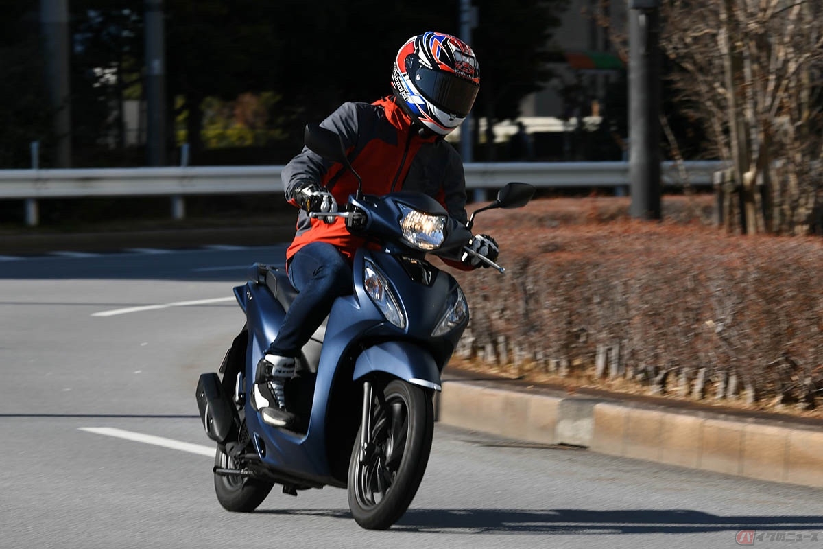 ホンダ「DIO 110」の走りを楽しむ筆者(大久保光)