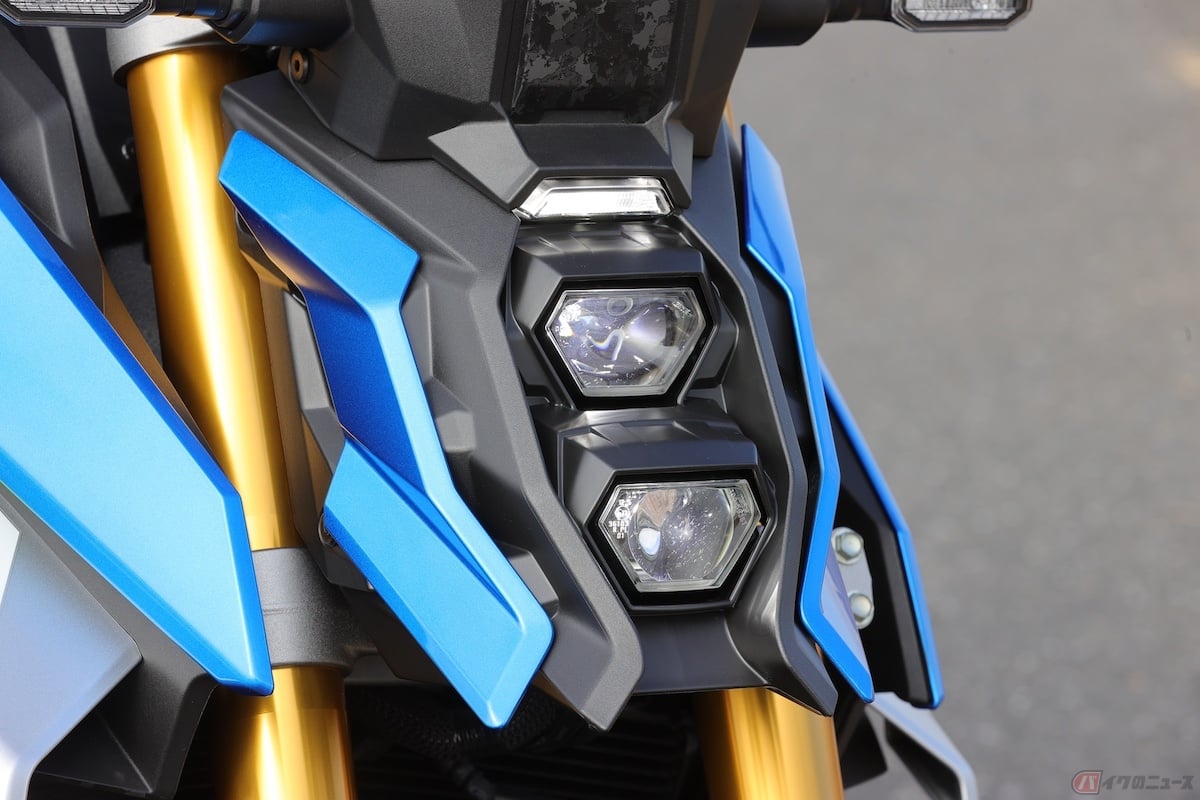 SFアニメから抜け出してきたかのよう六角形のLEDヘッドライトが縦列配置されています