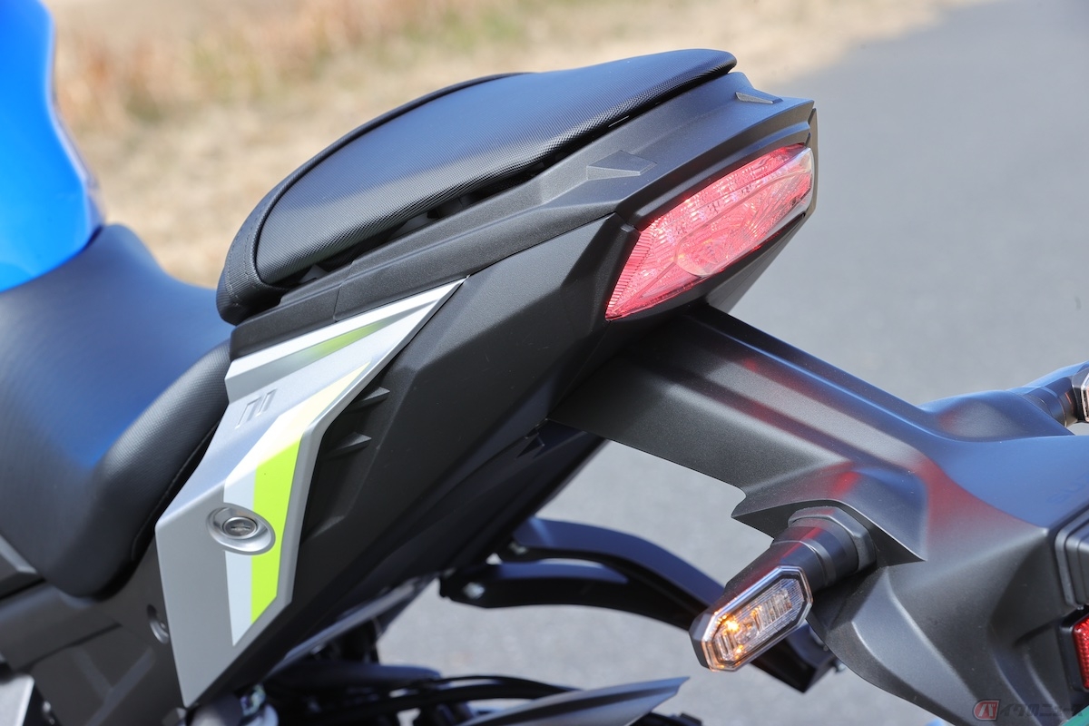 後方へ跳ね上がるシートカウルにクリアレンズのLED式テールライトを採用