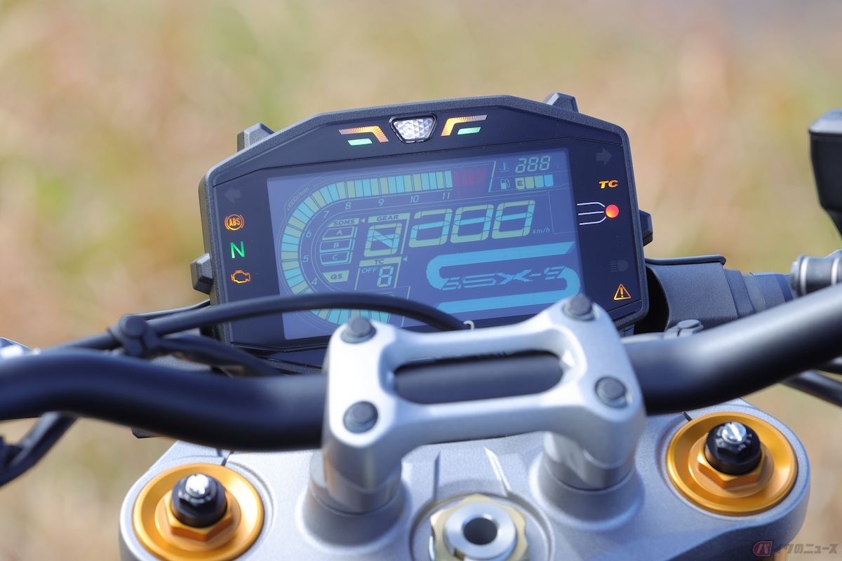 フル液晶ディスプレイには、バーグラフ式タコメーターで右側には速度を表示