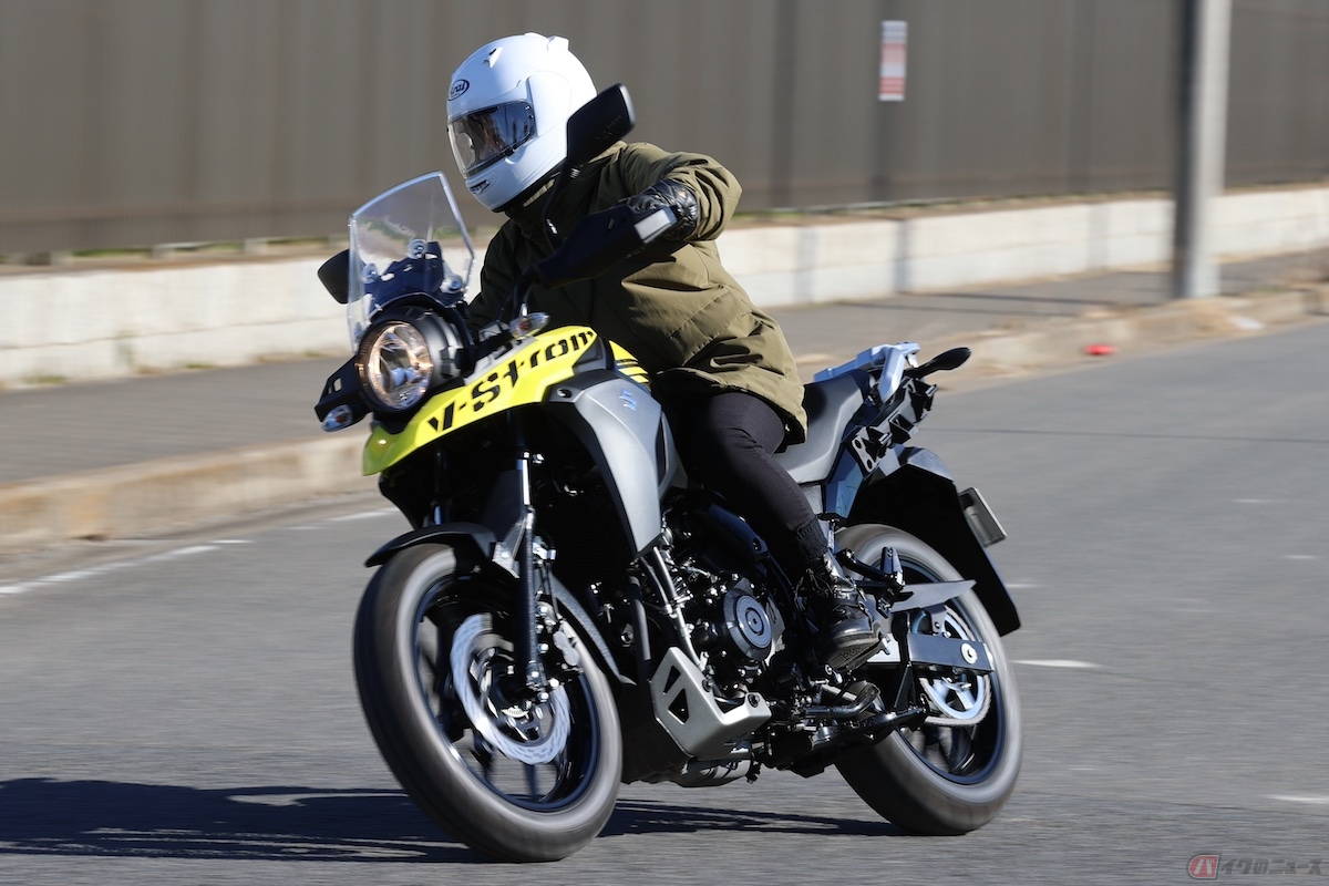 強風の中でも安定性抜群のVストロームは走行に不安はない