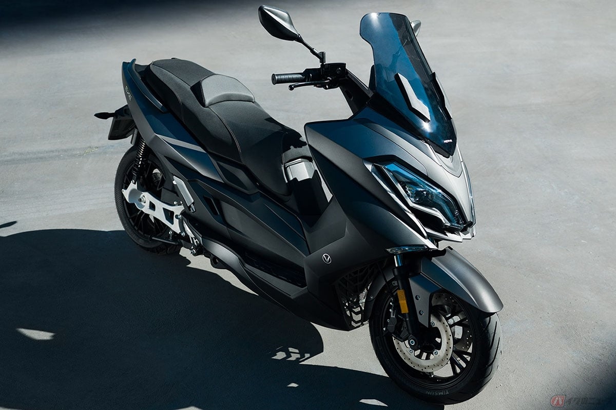 スペインのメーカー「Nerva」の新型電動マキシスクーター「Exe」。空力特性を考慮したボディワークとされています