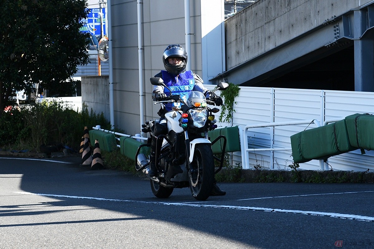 二輪教習で坂道発進に挑戦するイメージ