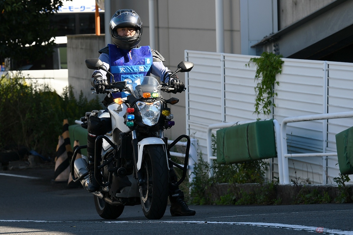 右足で後輪ブレーキをしっかりと踏み、右手の前輪ブレーキレバーから手を放して、後輪ブレーキだけで車体を支える状態にする