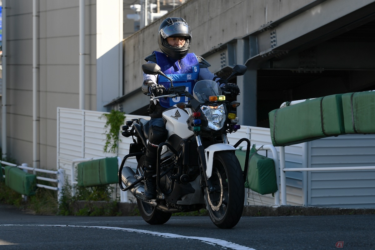 下り坂では、クラッチをつなげて坂道を走行することで車体が安定し、エンジンブレーキを効かせて走ることができることを覚えましょう