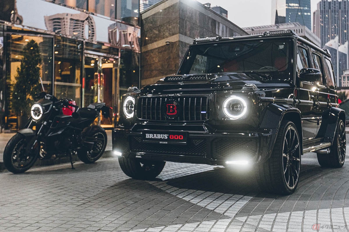 KTMとブラバスのコラボモデル「BRABUS 1300 R」とブラバスによりチューニングが施されたメルセデス・ベンツのGクラス