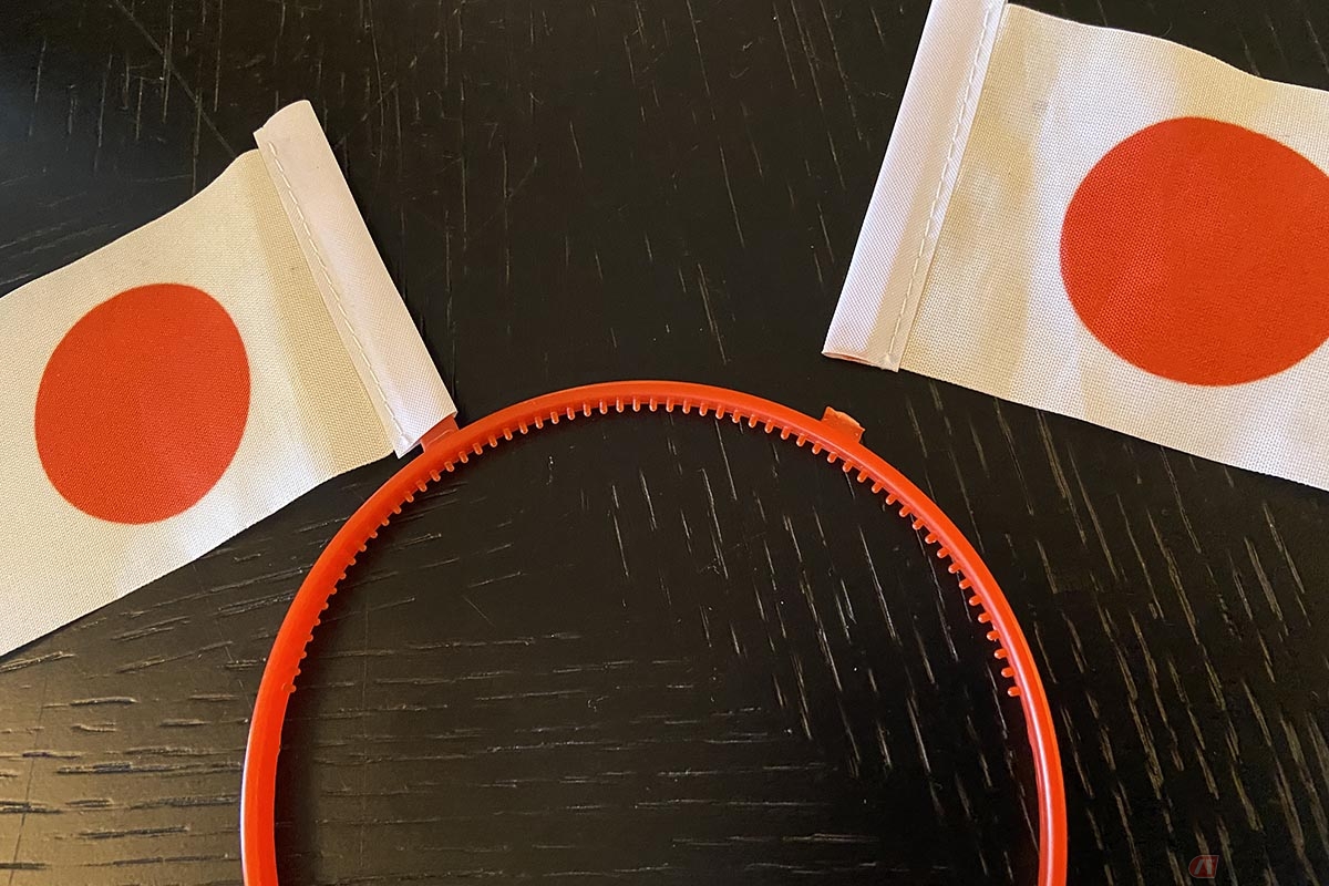 岸田彩美さんのお守り替わりの日本国旗カチューシャ。根本から折れたため応急処置を施します