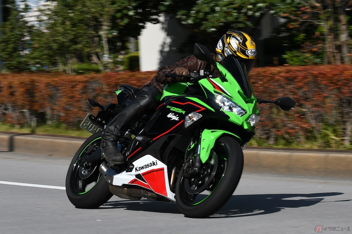 カワサキの250cc4気筒マシン「Ninja ZX-25R」に試乗!