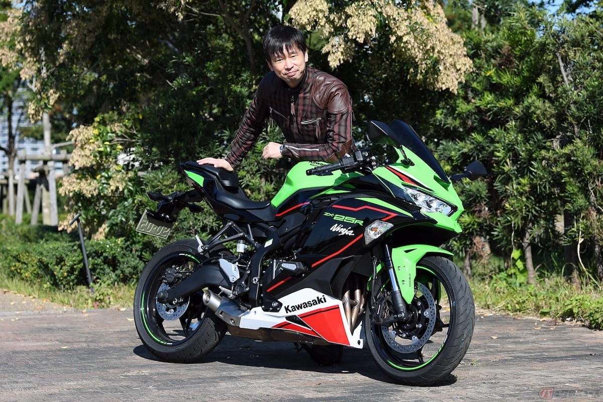 『Ninja ZX-25R』は“スーパースポーツ”であると同時に“レーサーレプリカ”でもある(写真:Ninja ZX-25Rと青木タカオ)