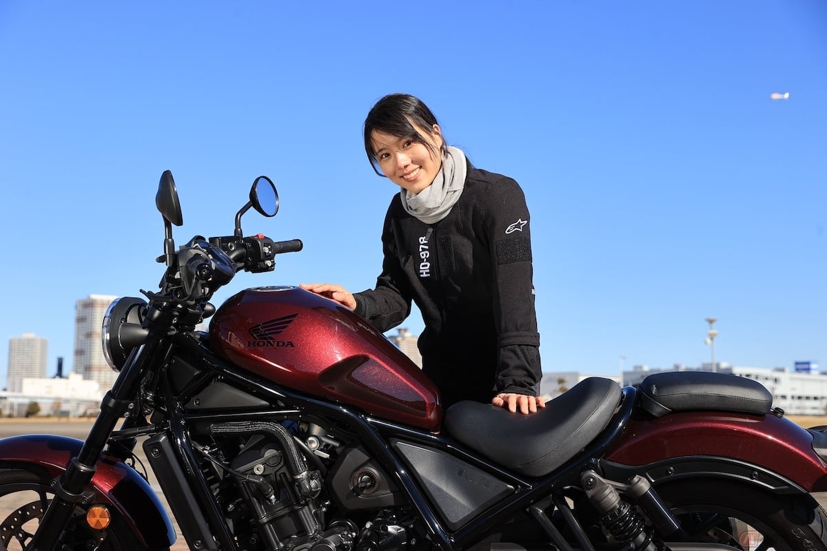 渋みのある深い赤紫色のボルドーレッドメタリックは、レブル1100だけに設定されたカラーリング