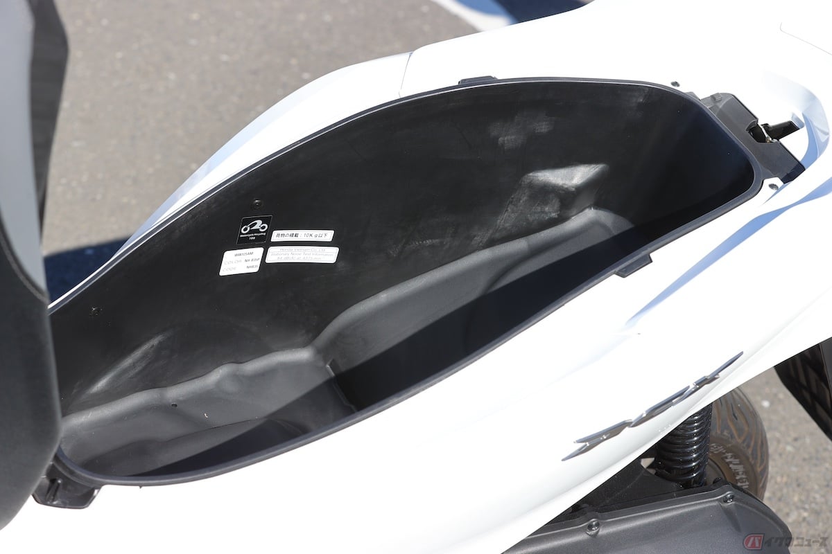 シート下収納サイズ選手権ベスト3に選出されたホンダ「PCX」