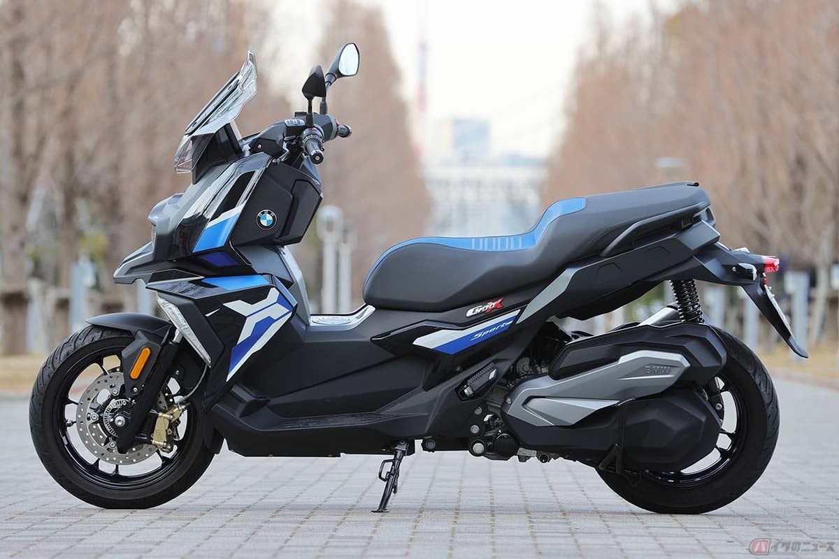 BMW Motorrad「C 400 X」（2021年型）カラー：ブラック・ストーム・メタリック／レーシング・ブルー・メタリック（プラス2万6000円）