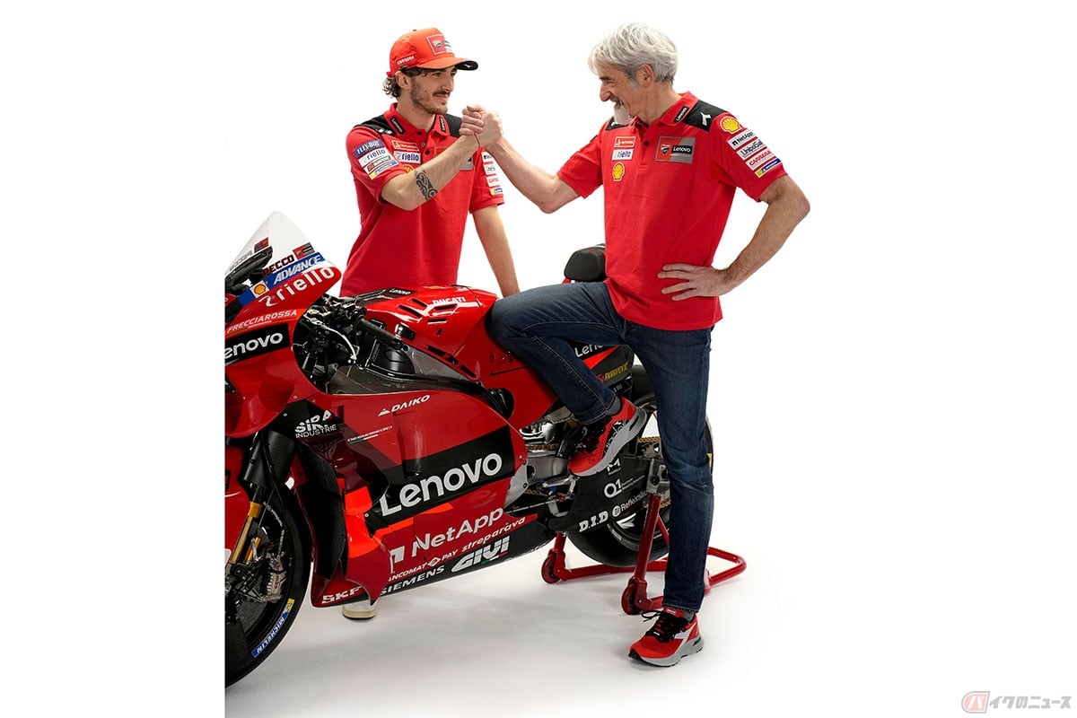MotoGP最高峰クラスに参戦する「ドゥカティ・レノボ・チーム」と2023年および2024年のシーズンも契約を結ぶことに同意したフランチェスコ・バニャイア選手とドゥカティ・コルセ・ゼネラルマネージャー、ルイジ・ダッリーニャ氏